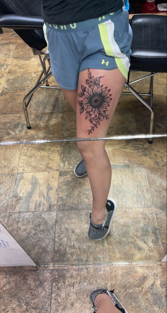 mẫu tattoo hoa hướng dương trên đùi