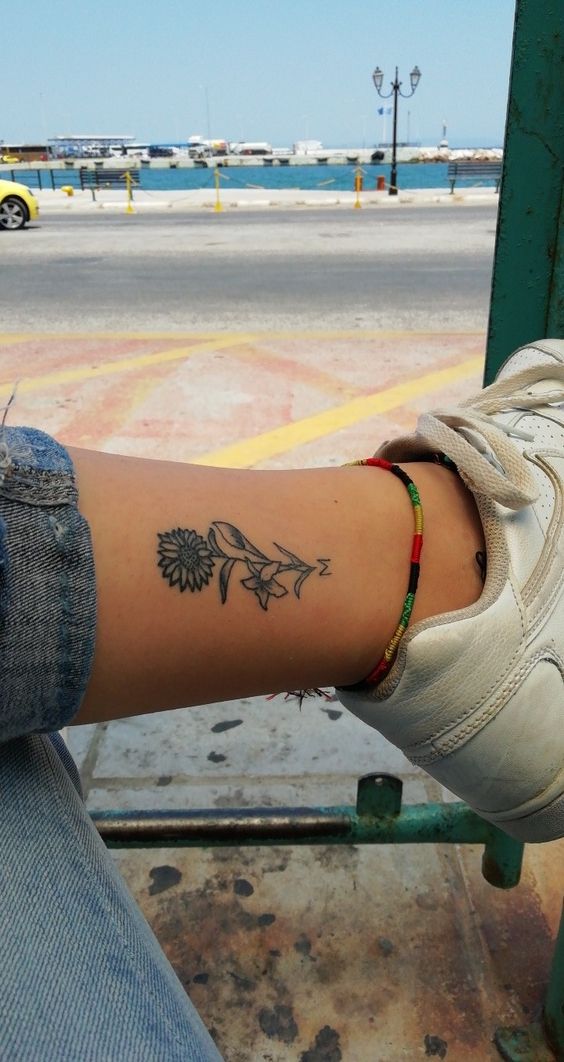 tattoo hoa đẹp cho khách nữ trên chân