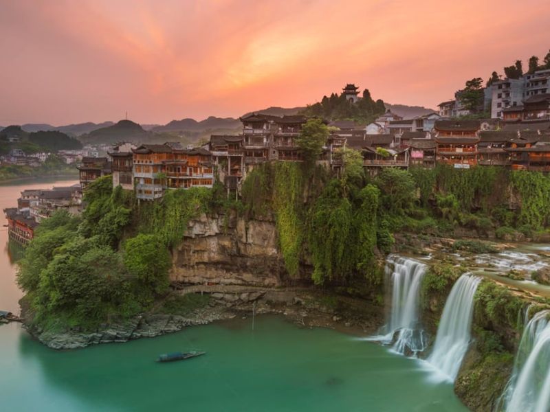 Phù Dung trấn cổ ngàn năm tọa lạc trên thượng nguồn một dòng thác lớn - Tour du lịch Trung Quốc 6 ngày 5 đêm