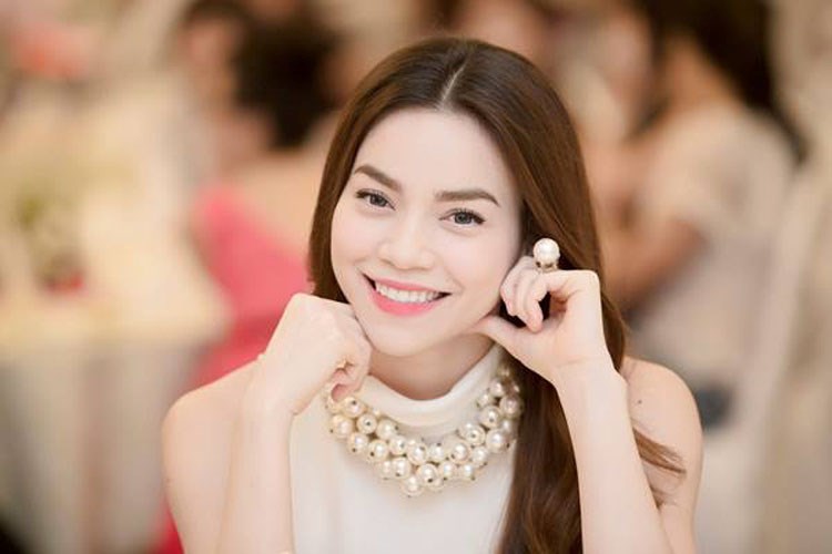 Môi dày và thêm chút son môi Hồ Ngọc Hà khiến cho môi bạn trở nên quyến rũ hơn