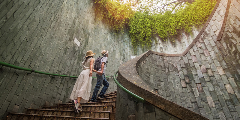 Cảnh check-in “nấc thang lên thiên đường” quen thuộc tại Fort Canning.