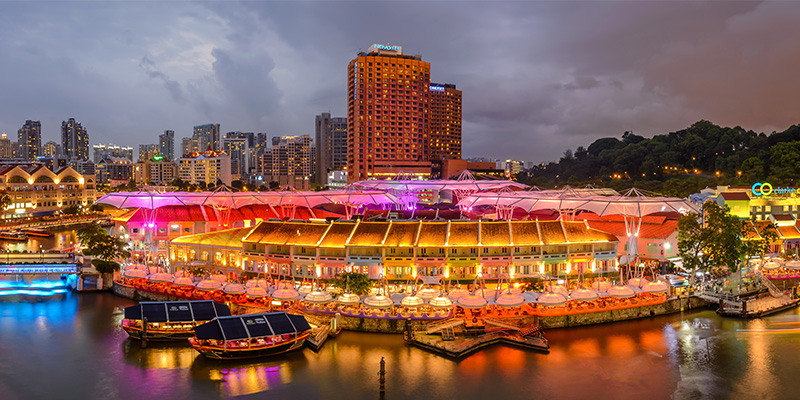 Clarke Quay nổi tiếng với nhịp sống sôi động và những con phố sặc sỡ.