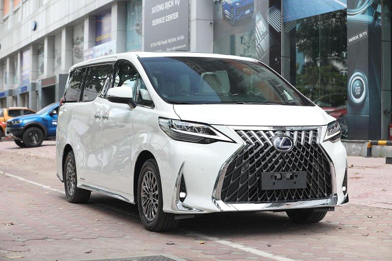 Ngoại thất của xe được kế thừa phong cách thiết kế của Toyota Alphard