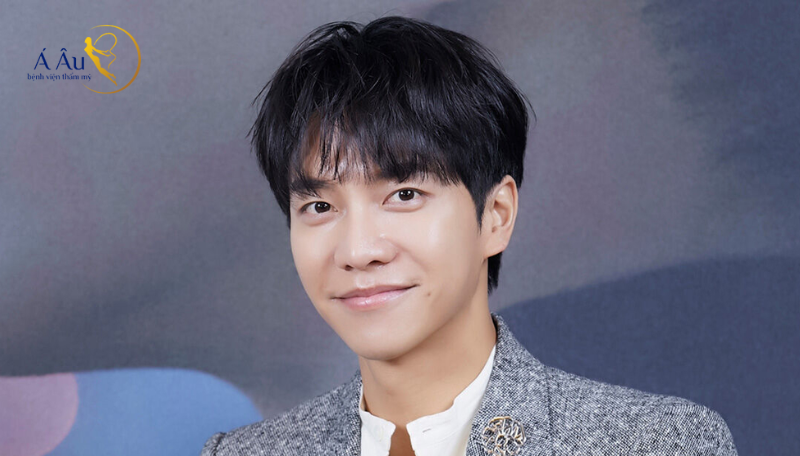 Diễn viên Lee Seung Gi với nụ cười má lúm đồng điếu đốn tim fan nữ