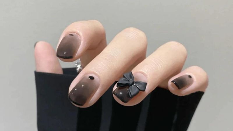 Mẫu nail đen ombre có đính nơ (Ảnh: sưu tầm)