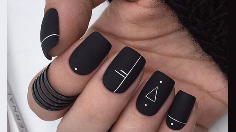 Mẫu nail đen cổ điển có họa tiết đường kẻ (Ảnh: sưu tầm)