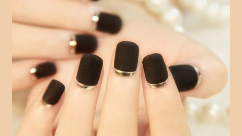 Mẫu nail đen mạ vàng 1 (Ảnh: sưu tầm)