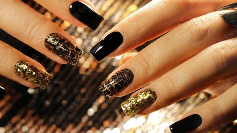 Mẫu nail đen mạ vàng 2 (Ảnh: sưu tầm)