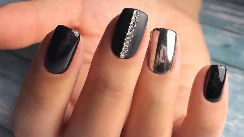 Mẫu nail đen tráng gương 1 (Ảnh: sưu tầm)