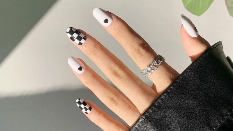 Mẫu nail đen kẻ caro 1 (Ảnh: sưu tầm)