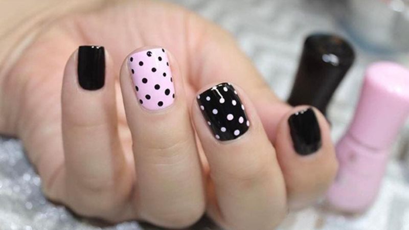 Mẫu nail đen chấm bi 1 (Ảnh: sưu tầm)