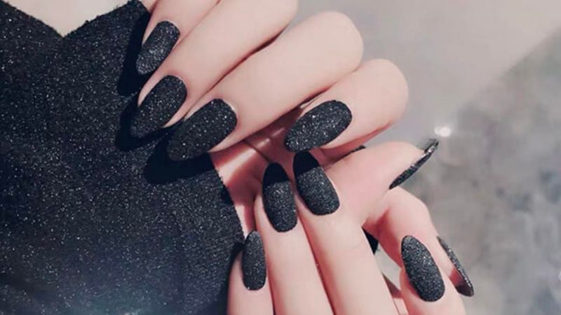 Mẫu nail đen cổ điển có ánh nhũ (Ảnh: sưu tầm)