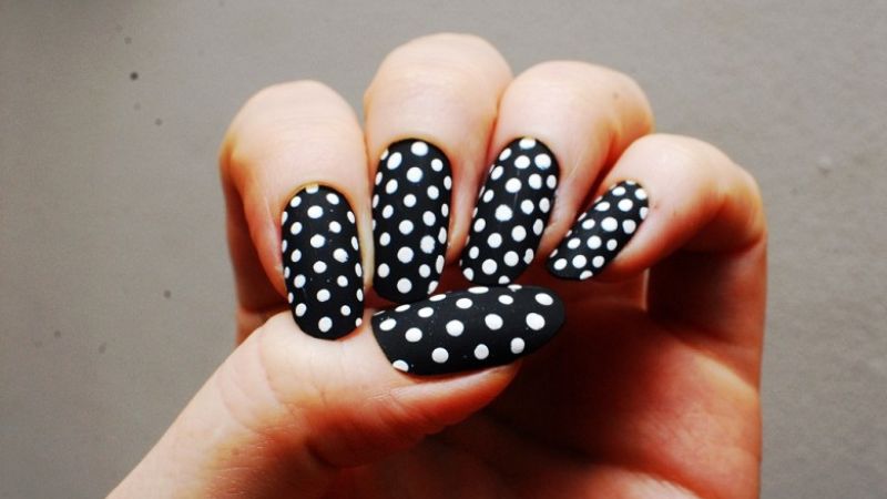 Mẫu nail đen chấm bi 3 (Ảnh: sưu tầm)