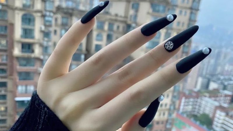 Mẫu nail đen nhám 3 (Ảnh: sưu tầm)