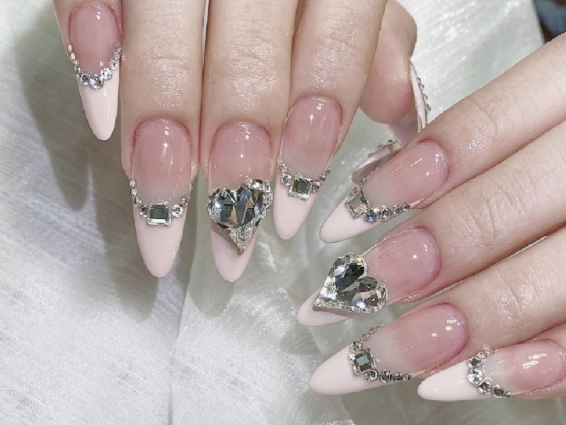 Nail sơn đầu móng đính đá đẹp