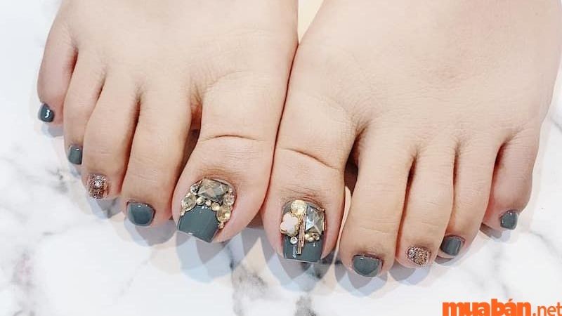 Mẫu nail chân đính đá đơn giản mà đẹp