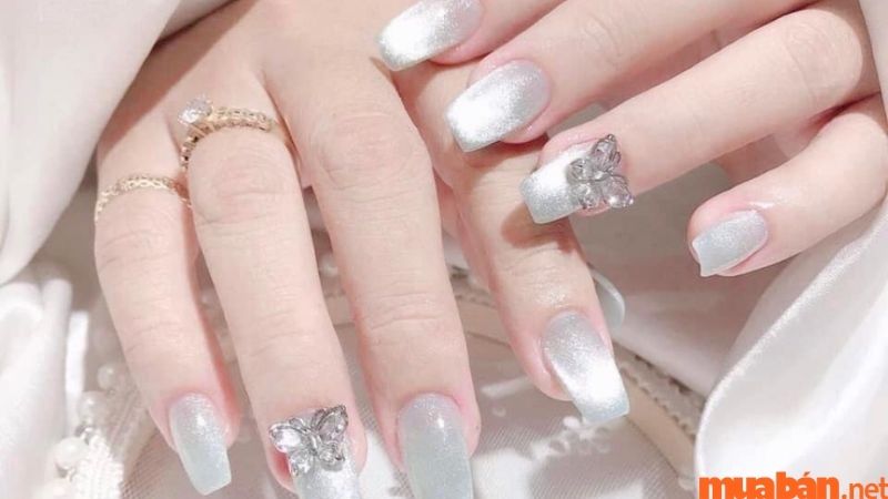 Mẫu nail đính đá cánh bướm đơn giản mà đẹp