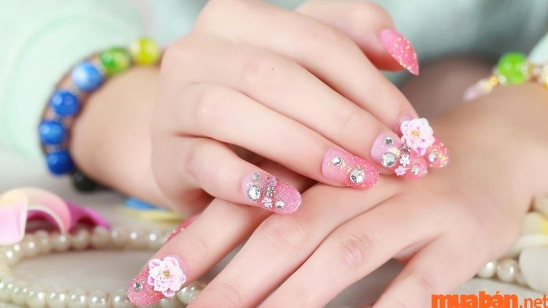 Mẫu nail hồng đính đá đẹp đơn giản