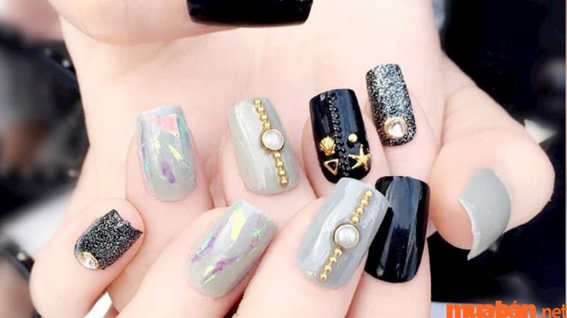 Mẫu nail đính đá với tone màu xám