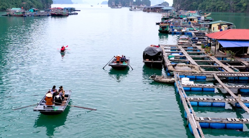 Làng chài Cửa Vạn