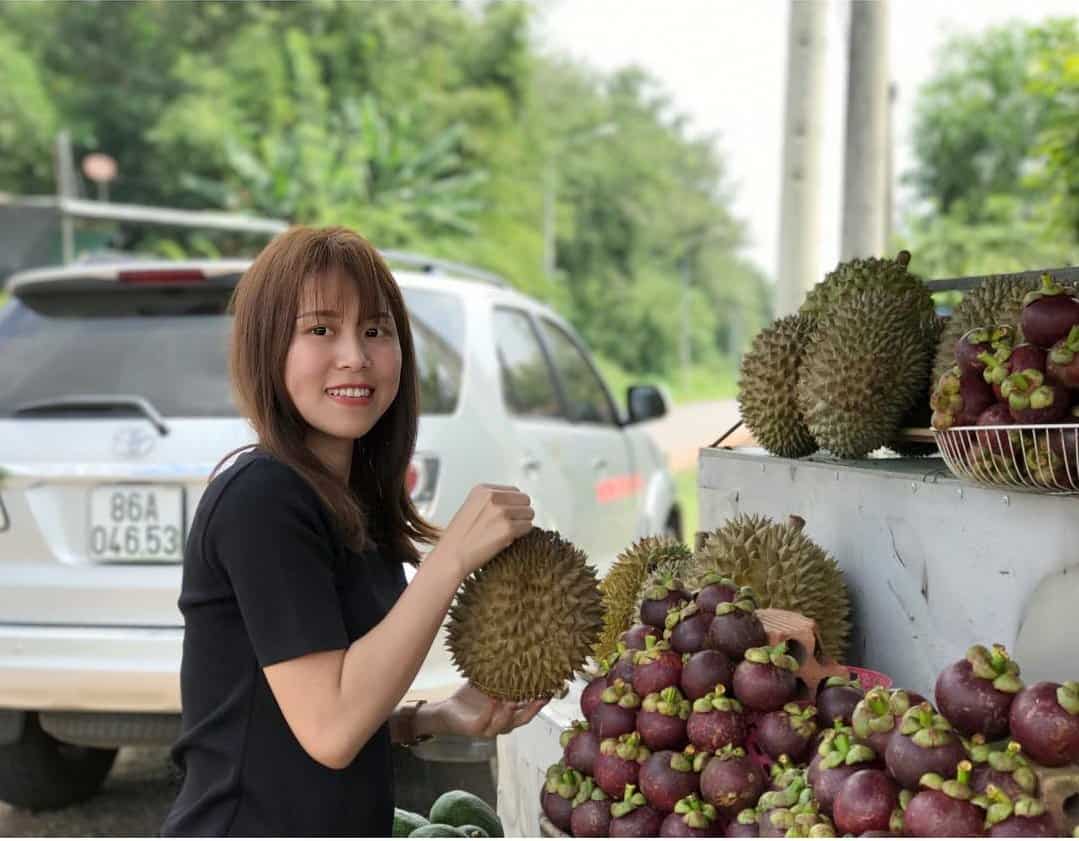 Đừng quên mua trái cây về làm quà nhé