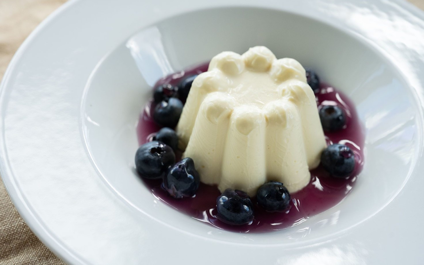 Cách làm món tráng miệng panna cotta việt quất ngọt dịu