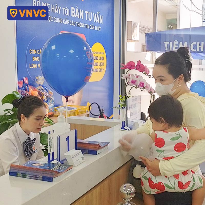 trẻ tiêm phòng tại vnvc sa đéc