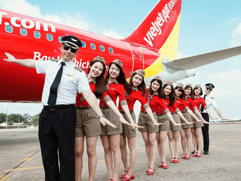 Tiếp viên và máy bay Vietjet Air