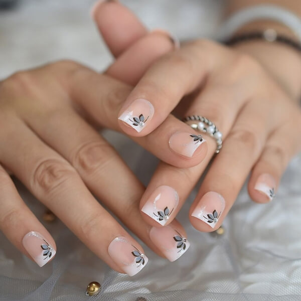 Kiểu nail móng kẻ