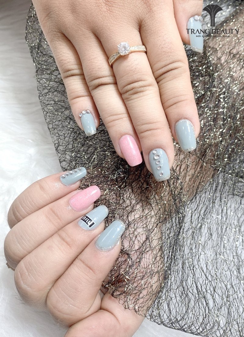 Mẫu nail ngắn đính đá sành điệu