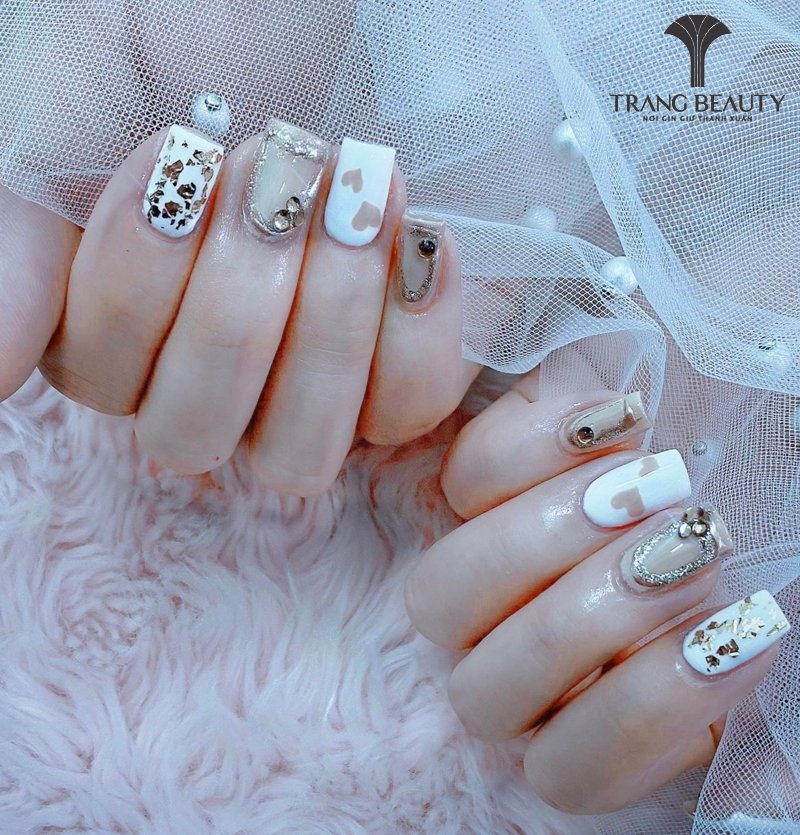 Mẫu nail ngắn đính đá sang trọng cho cô dâu