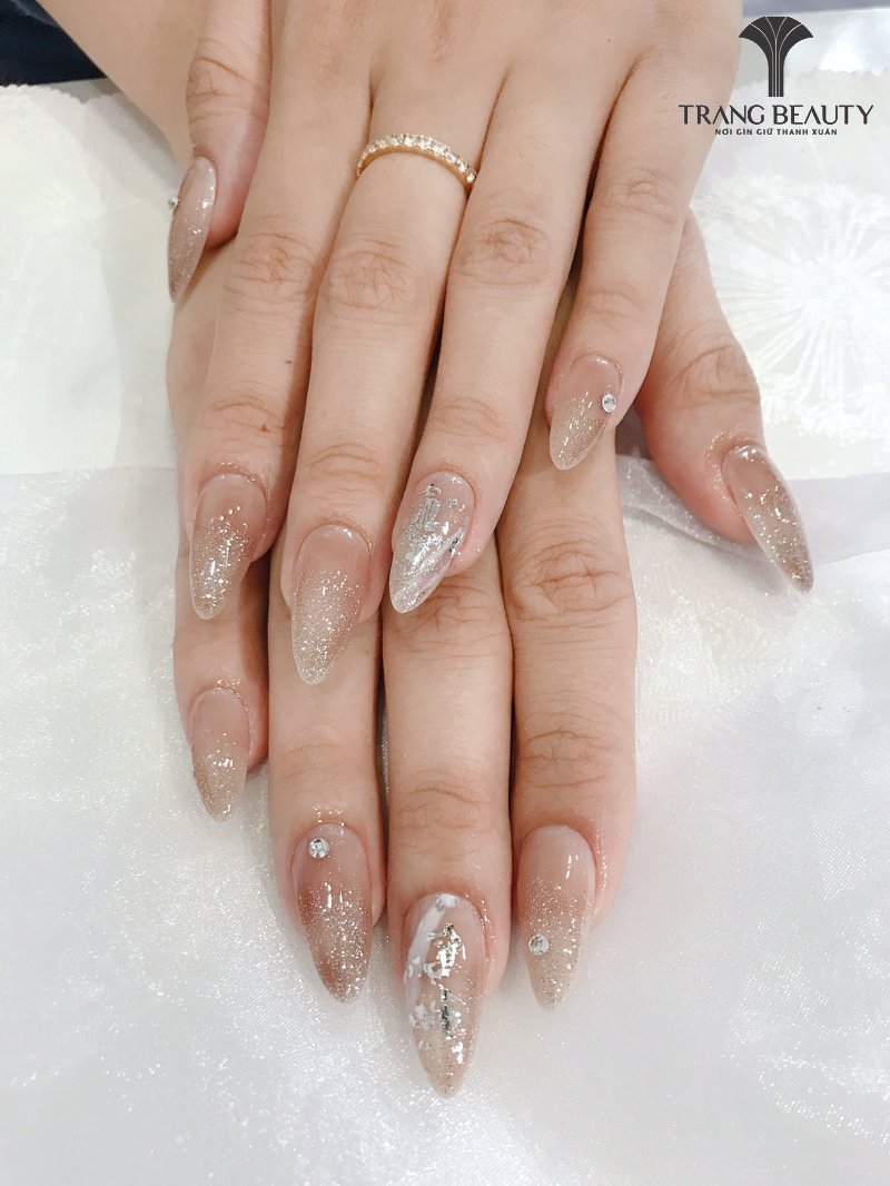 Mẫu nail sơn nhũ kết hợp đính đá