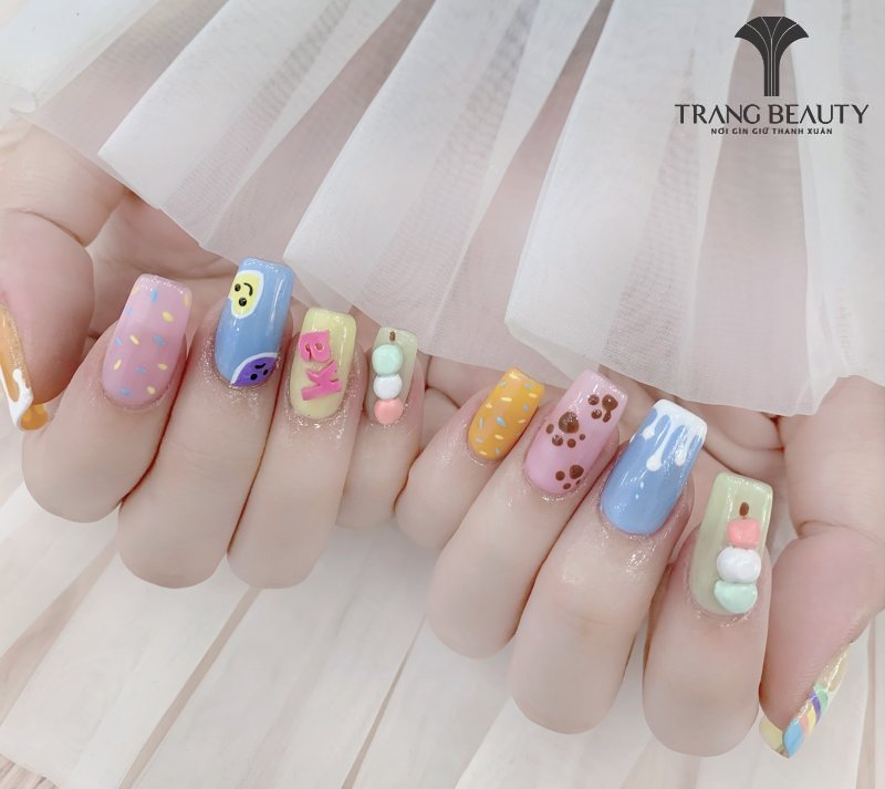 Mẫu nail móng ngắn nhiều họa tiết cần được phối khéo léo để tránh rối mắt