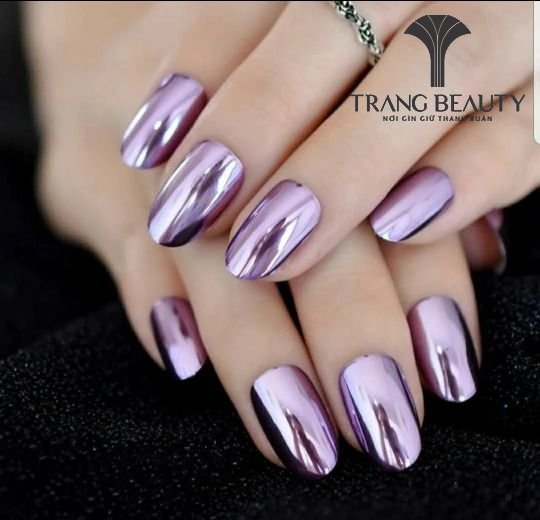 Mẫu nail ngắn tráng gương tím choáng ngợp mọi ánh nhìn