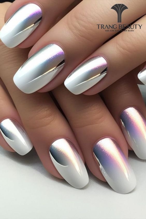 Mẫu nail ngắn tráng gương trắng ấn tượng