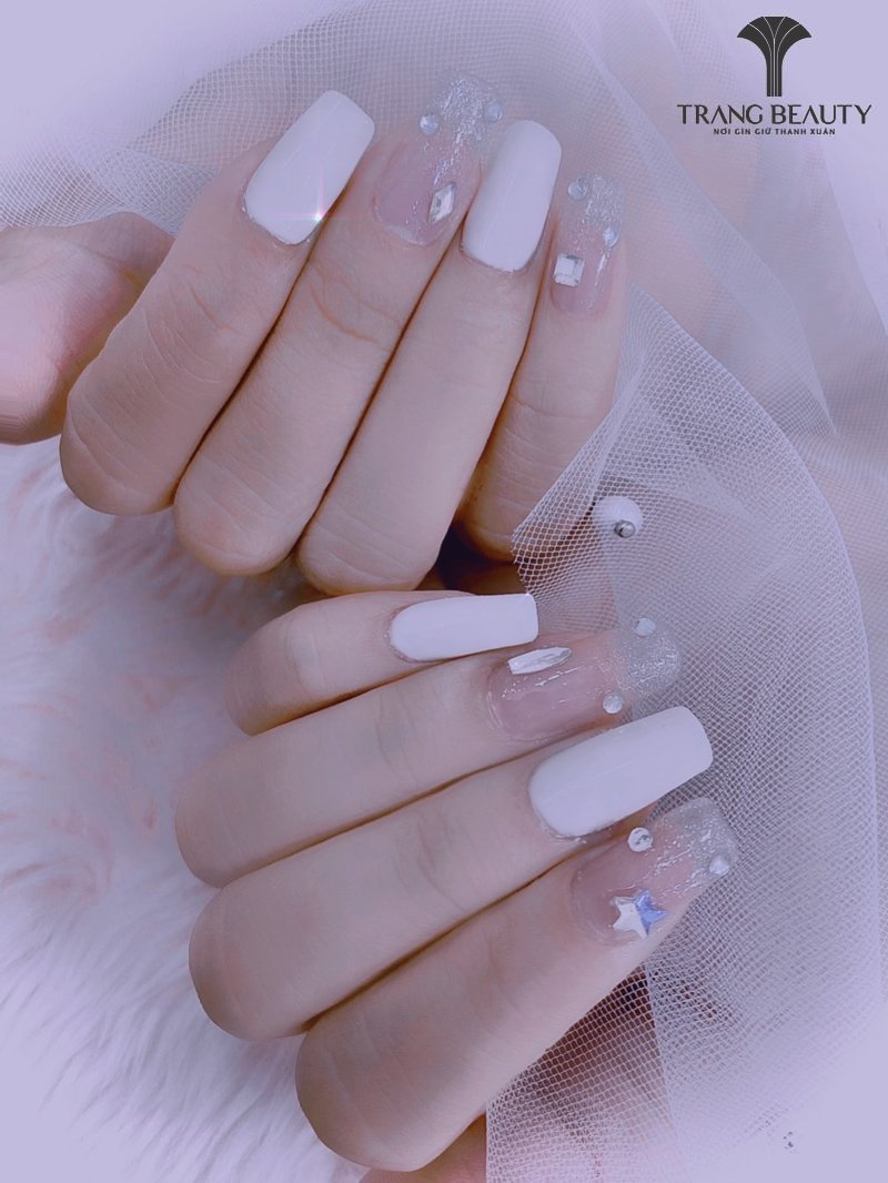 Mẫu nail ngắn đơn giản sơn gel bóng tông trắng