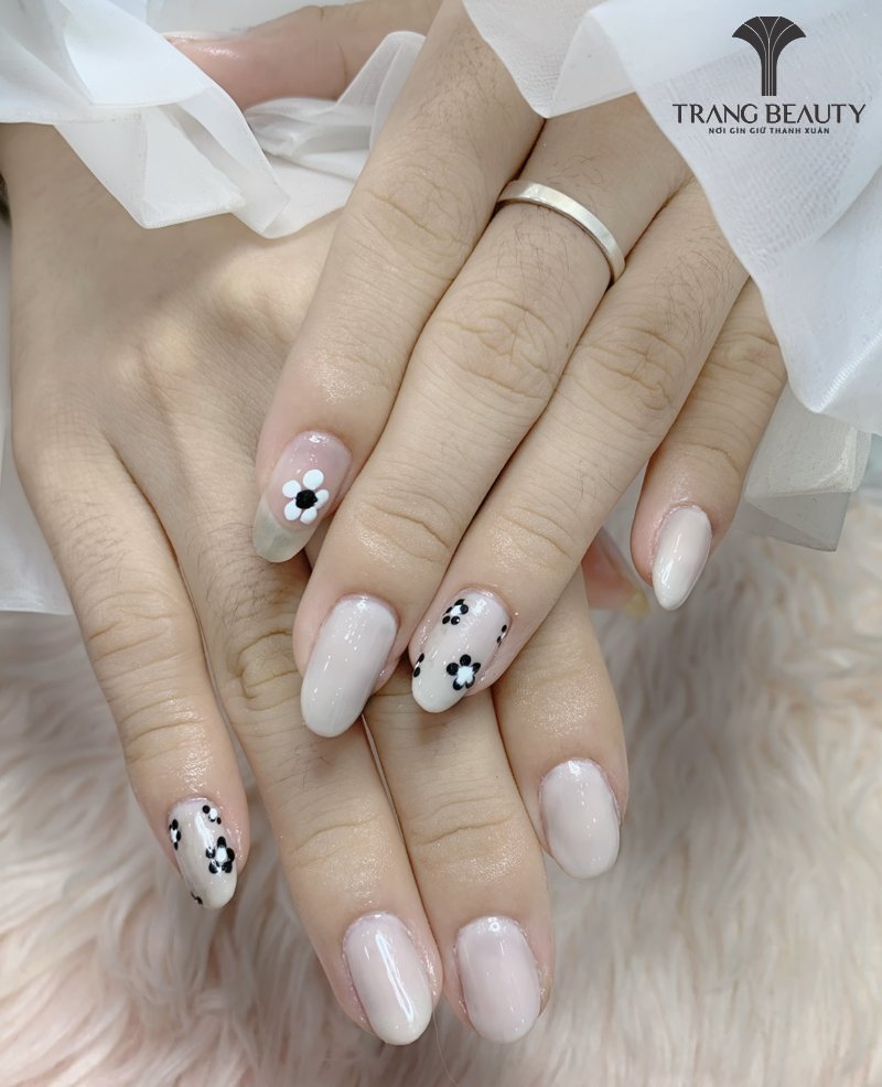 Kiểu nail móng ngắn đẹp vẽ hoa lãng mạn