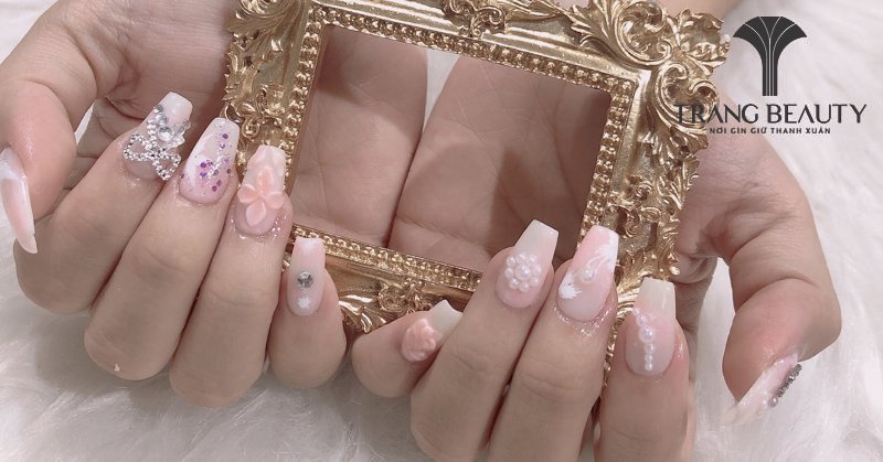 Kiểu nail phối màu và họa tiết sặc sỡ