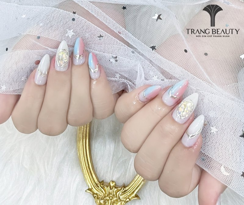 Kiểu nail móng ngắn phối màu sặc sỡ 