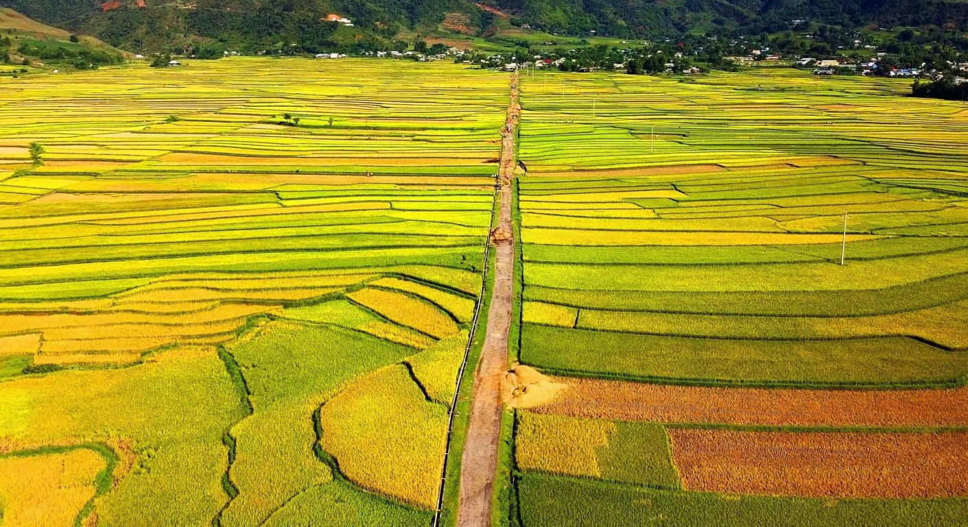 Khách du lịch nườm nượp đổ về, Tân Uyên (Lai Châu) có gì hấp dẫn?