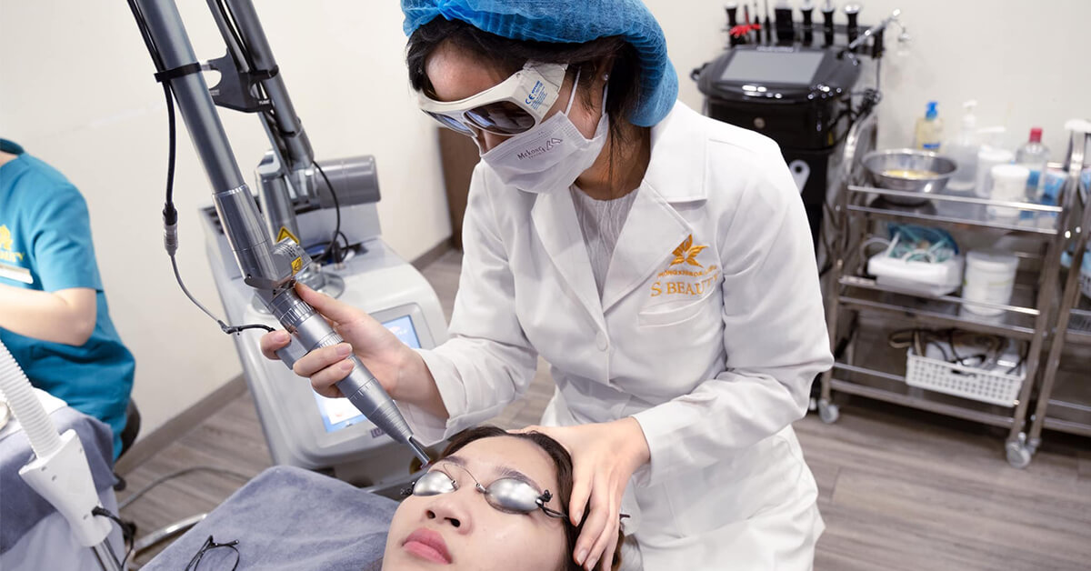 Khách hàng điều trị Laser tại Phòng khám Da liễu S Beauty