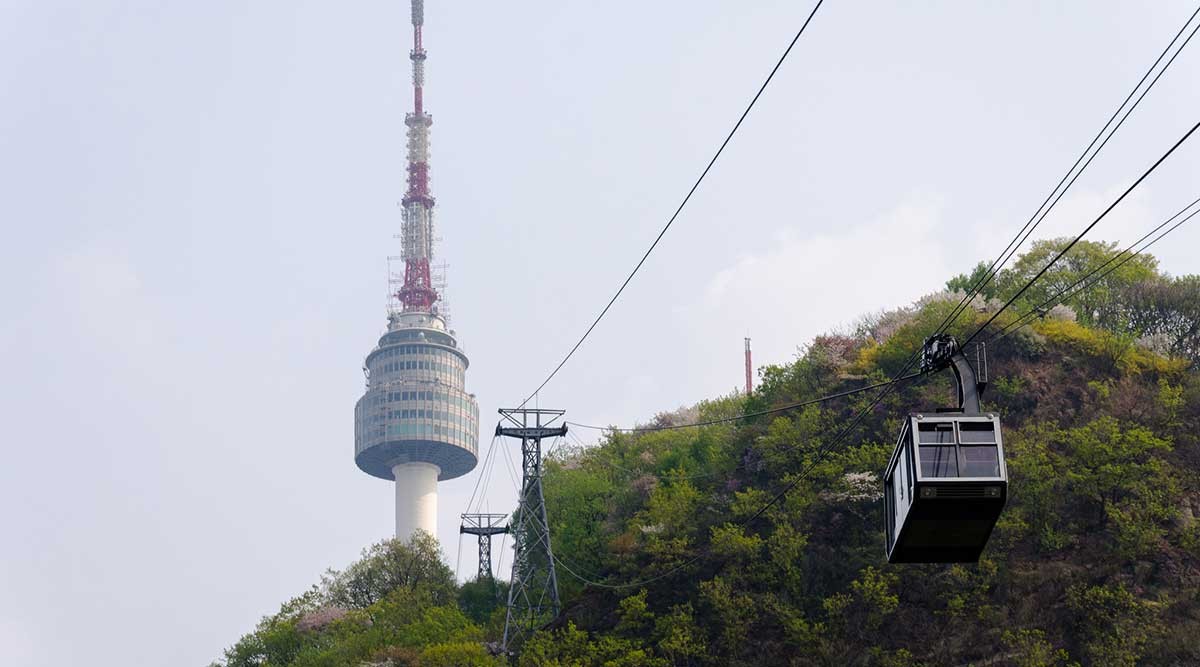 Di chuyển bằng cáp treo bạn có thể ngắm nhìn toàn cảnh công viên Namsan