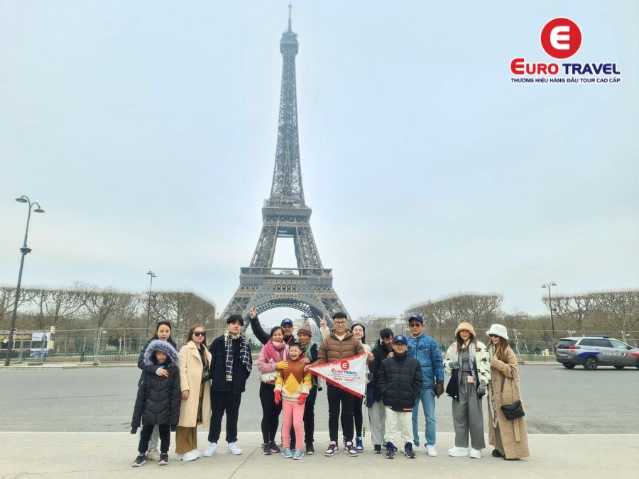 Hình ảnh Du Khách tham quan tháp Eiffel đoàn EuroTravel