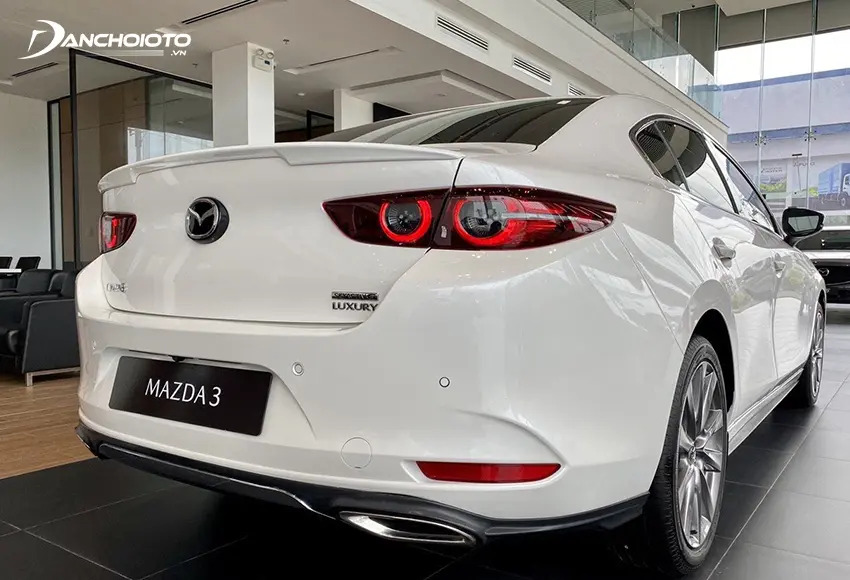 Đuôi xe Mazda 3 đi theo phong cách chủ đạo tinh tế, liền lạc