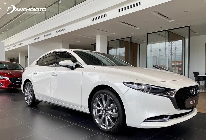 Thân xe Mazda 3 sống động với những đường gân tạo khối chạy dài