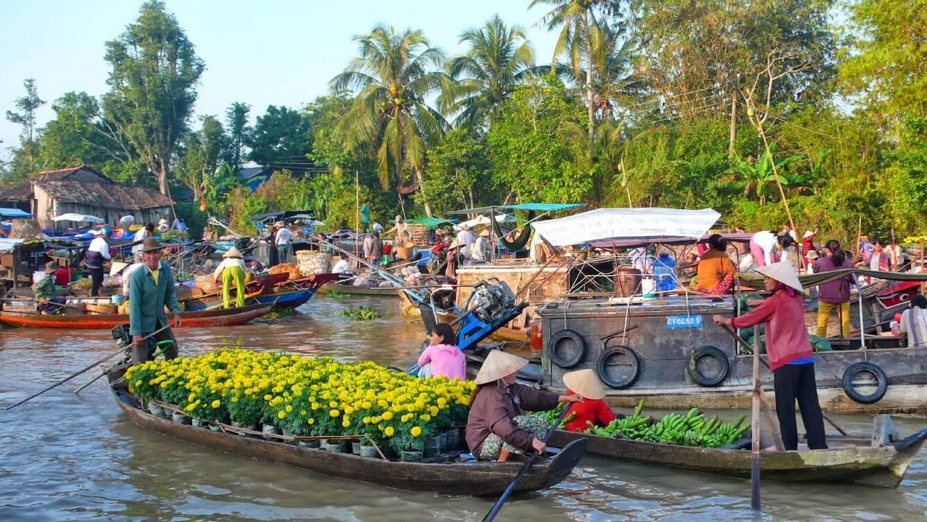 Chợ nổi Long Xuyên phản ánh chân thực cuộc sống người dân miền Tây thường ngày. Tour An Giang.