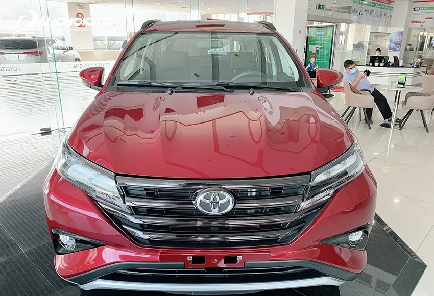 Lưới tản nhiệt Toyota Rush đậm chất truyền thống với 4 thanh nan chạy ngang đơn giản