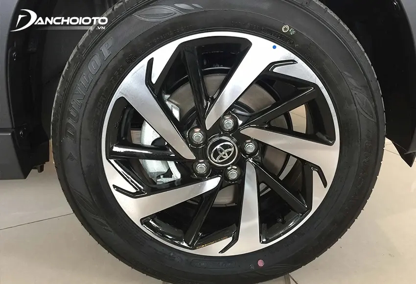 Toyota Rush được trang bị mâm kích cỡ 17 inch, 5 chấu xoáy hai màu