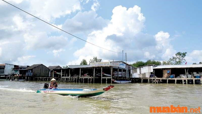 Ghe, xuồng là phương tiện chủ yếu đi lại đến các điểm du lịch, khám phá