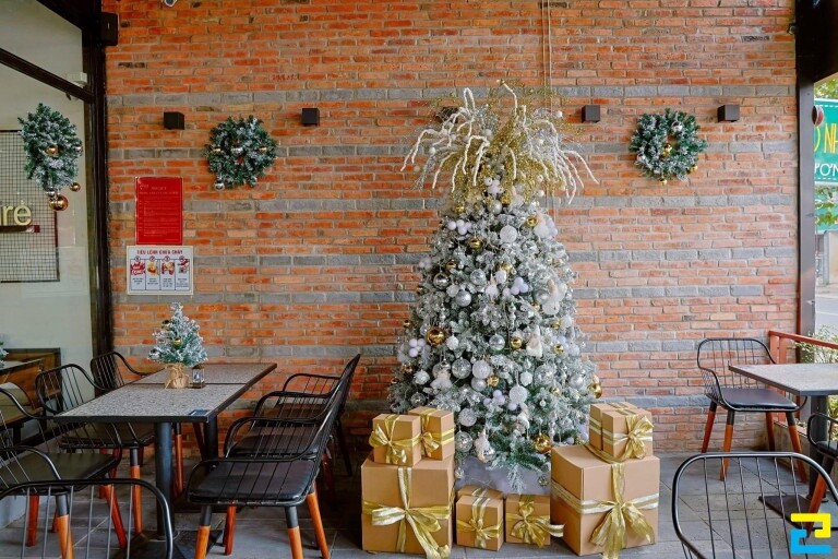 Trang trí quán cafe đơn giản với Cây thông noel, hoa lá khô